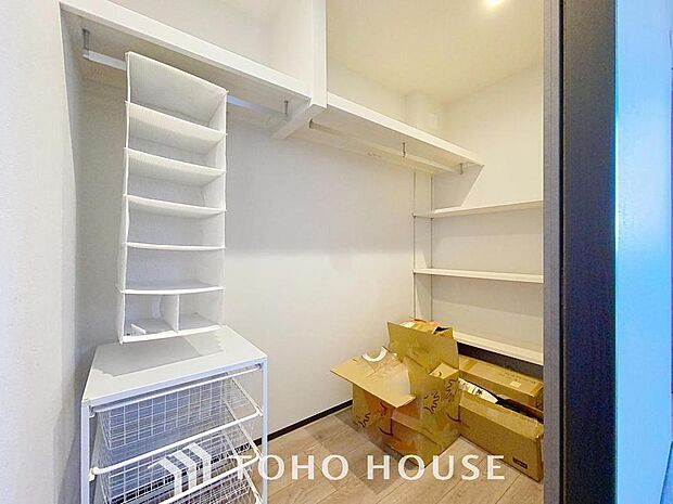 「たっぷり収納。ウォークインクローゼット」たっぷりと荷物が入るよう、ウォークインクローゼットを完備いたしました。画像と現地では大きさ、広さの感覚が違います。是非ご自分の目で確かめてください。