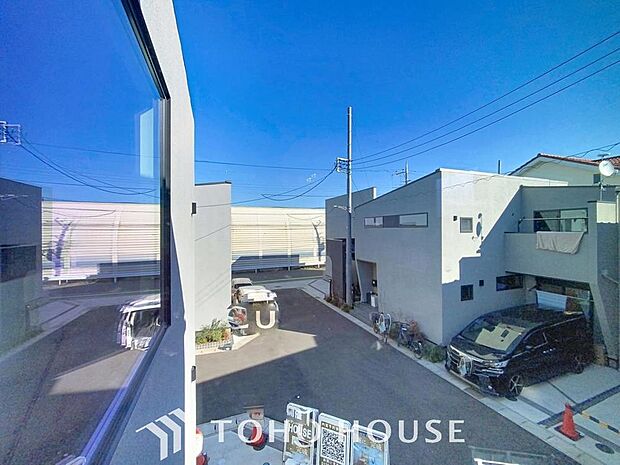 「穏やかな街並みの眺望」穏やかな街並みを一望しながら、爽やかな風と柔らかく降り注ぐ陽光を感じて頂けます。心地良い開放感が暮らしにゆとりと充足感をもたらします。