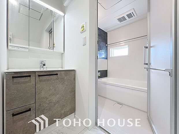 「すっきり片付く収納力。三面鏡洗面台。」身だしなみを整えやすい事はもちろんですが、鏡の後ろに収納スペースを設ける事により、散らかりやすい洗面スペースをすっきりさせる事が出来るのも嬉しいですね。