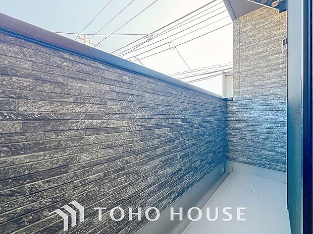 「バルコニー」頬をなでる優しい風を感じることが出来るバルコニー。つい深呼吸をしたくなる気持ちの良い眺望はこのお部屋の自慢です。