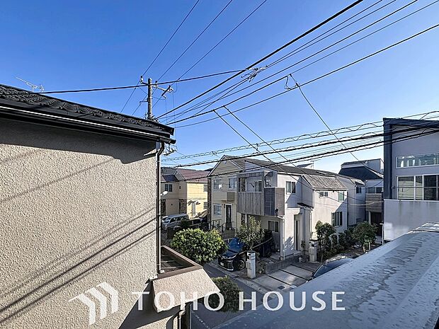 「穏やかな街並みの眺望」穏やかな街並みを一望しながら、爽やかな風と柔らかく降り注ぐ陽光を感じて頂けます。心地良い開放感が暮らしにゆとりと充足感をもたらします。