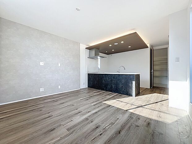 「開放感もあります。」穏やかな光が明るくリビングルームを包みます。心地よい空間が、ご家族のかけがえのない時間に優しく寄り添います。