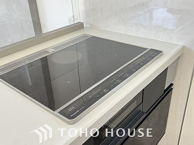 火を使わないので、吹きこぼれによる立ち消えの心配もなく上昇気流も少ないので油の飛び散りが抑える事が出来ます。またフラットなトッププレートの為、汚れもサッとふくだけで簡単にお手入れをすることができます。