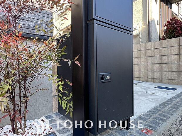 宅配BOX標準装備。夫婦共働きで家にいる時間が短い、ネット注文が多く受け取りの時間を気にしたくない・・・何かと便利にお使いいただけます。