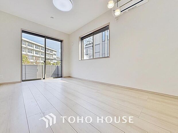 「二面採光のリビング。」朝は爽やかな日差しを浴びながら、家族みんなでおいしい朝食。昼下がりには読書やお昼寝でもしながらのんびりと過ごすひと時。家族が集まる空間を、一番明るい空間に。