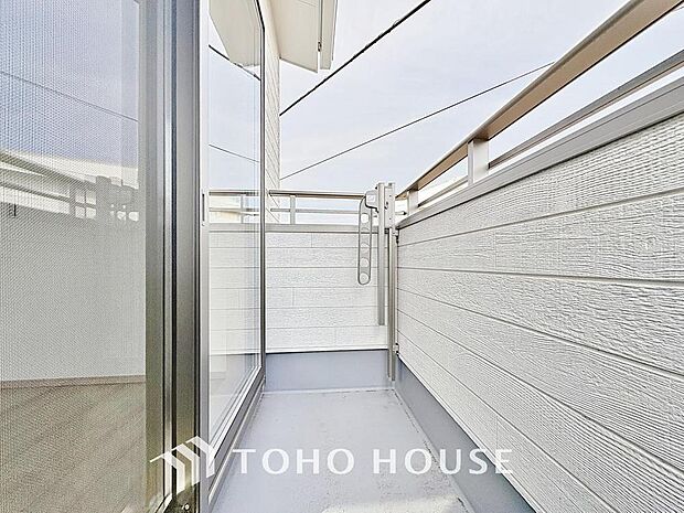 「バルコニー」都市型生活をより快適にコーディネートするかのように、周りの情景とマッチしたバルコニー。住まうご家族の心地よさを最優先したバルコニーでは様々な時間を楽しめます。