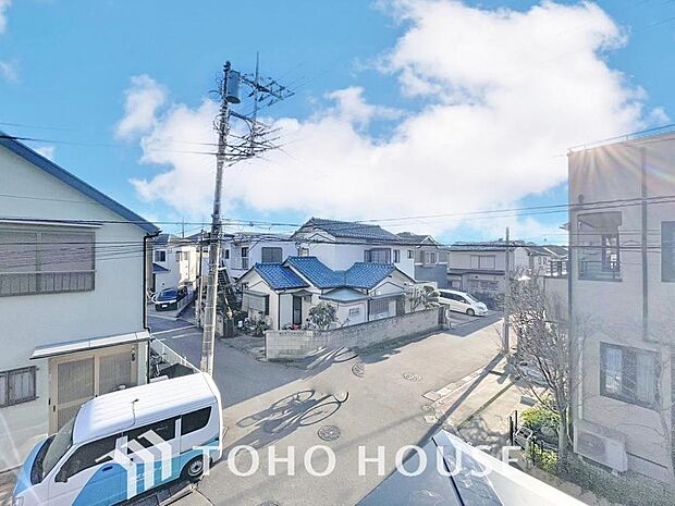 「穏やかな街並みの眺望」穏やかな街並みを一望しながら、爽やかな風と柔らかく降り注ぐ陽光を感じて頂けます。心地良い開放感が暮らしにゆとりと充足感をもたらします。