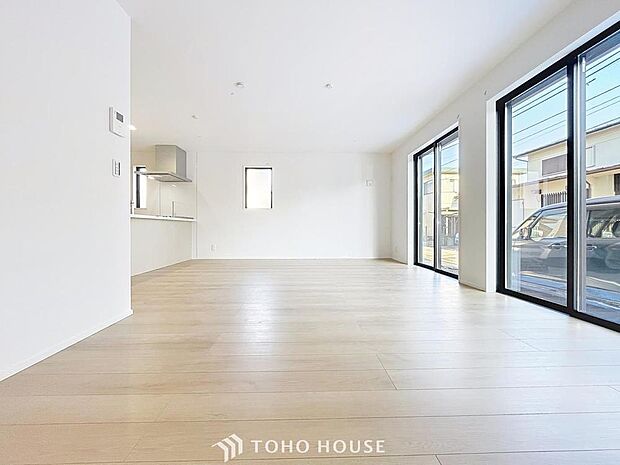 「南東向きリビング。」朝は爽やかな日差しを浴びながら、家族みんなでおいしい朝食。昼下がりには読書やお昼寝でもしながらのんびりと過ごすひと時。家族が集まる空間を、一番明るい空間に。