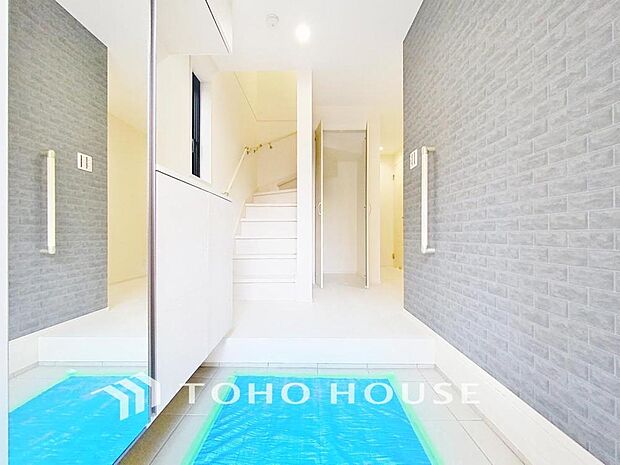 「スッキリとした玄関。」お出かけ前に身だしなみチェックのできる玄関です。シューズクロークには掃除道具も収納できます。