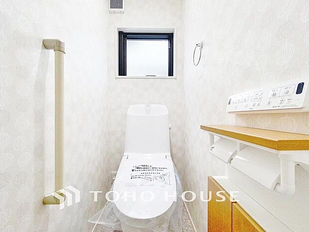 「温水洗浄便座付きトイレ」トイレは快適な温水洗浄便座付です。清潔感のあるホワイトで統一しました。いつも清潔な空間であって頂けるよう配慮された造りです。