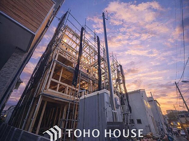 「現況」忙しく過ぎゆく日常を置き去るほど、ゆったりした時間が流れる住環境です。「快適」は「家」と「街」と「環境」が調和した時に訪れるのだと改めて感じさせてくれます。