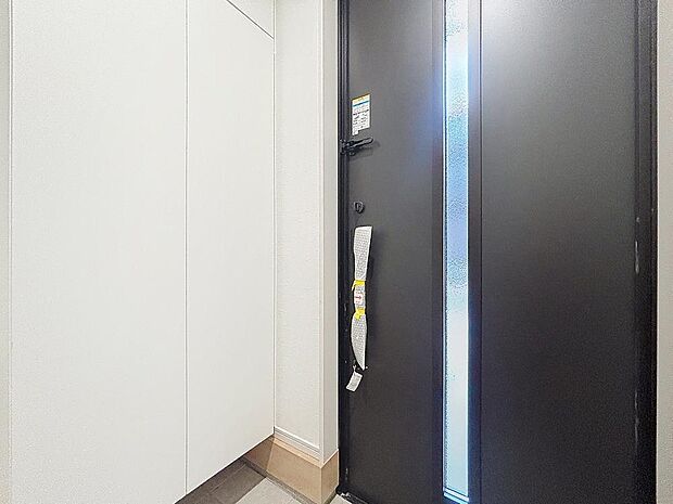 「玄関」清潔印象の玄関です。スペースを無駄なく活用し、使いやすいシューズボックスを設置しております。