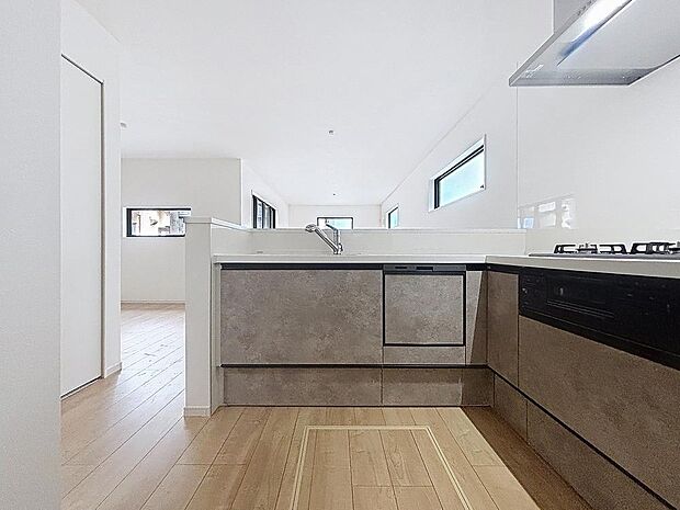 「家事時短の叶うキッチン◎」効率よくお料理ができる3口コンロ・食洗機・出し入れしやすいスライド収納を完備したシステムキッチン。確かな機能性を実感頂けます。