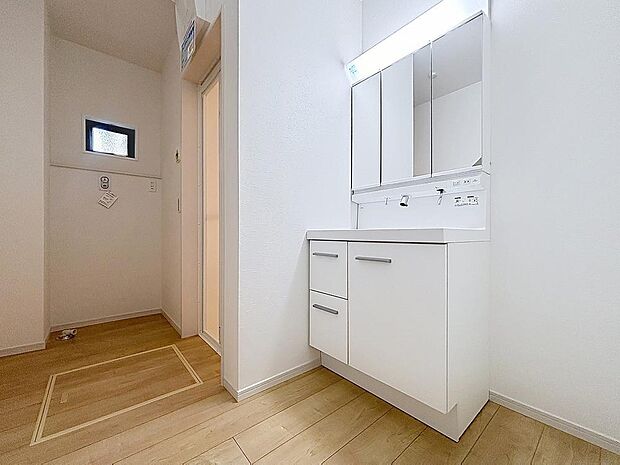 「洗面所」明るく清潔感のある色調で纏められた洗面室は、機能性に富んだ三面鏡と使い勝手の良い収納を完備した洗面台を設置しております。