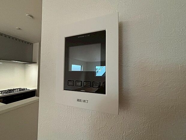 「見える安心」をカタチにしました。誰が来てもわかる様にモニター付きインターホンを設置。家事導線を考慮した個所に設置し、防犯性と利便性に優れ快適と安らぎを合わせた優しい設計。