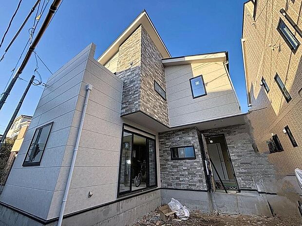 「2026年3月完成予定。」敷地面積99平米、建物面積105平米。床暖房を搭載したゆとりあるリビングは三面に窓を設置した心地良い空間です。