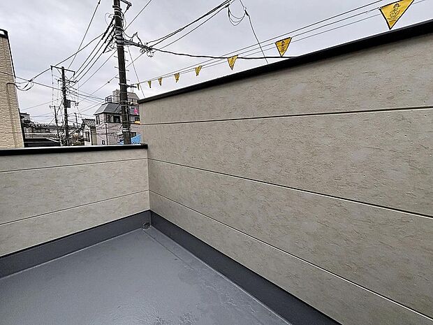 「開放感感じるバルコニー」頬をなでる優しい風を感じることが出来るバルコニー。つい深呼吸をしたくなる気持ちの良い眺望はこのお部屋の自慢です。