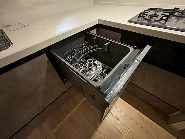 「ビルトインタイプ食器洗乾燥機」通常の手洗いでは使用出来ないほど高温のお湯や高圧水流を使うことにより汚れを効果的に落とすことができる。殺菌効果が非常に高く哺乳瓶などを使う家庭で需要が高く大変便利。