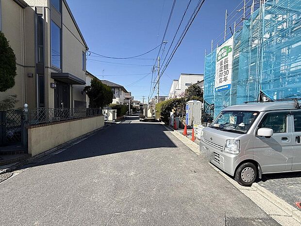 「前面道路含む外観」