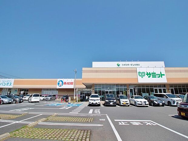 ライフガーデン新浦安店まで約400m。