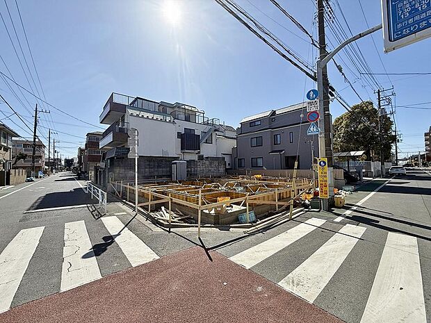 「前面道路含む外観」前面道路:北7m