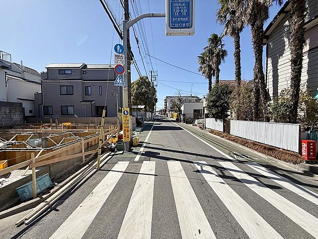 「前面道路含む外観」今日も、明日も、この街で、きっと誰かがしあわせになる物語が描かれていくはずです。同じ風景が毎日365日、まったく違う顔を見せてくれる。爽快な風も毎日やさしく頬をなででくれます。