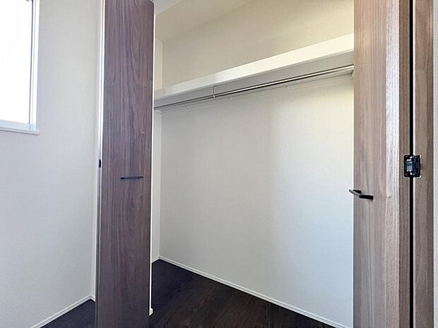 「収納完備」居室には収納スペースを完備し、自由度の高い家具の配置が叶うシンプルな空間です。