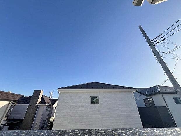 「穏やかな街並みの眺望」穏やかな街並みを一望しながら、爽やかな風と柔らかく降り注ぐ陽光を感じて頂けます。心地良い開放感が暮らしにゆとりと充足感をもたらします。