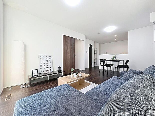 「自分らしい家造りを楽しめる」落ち着いたカラーコーディネートの室内。インテリアやファブリックで、オーナー様好みのテイストデザインを取り入れて頂けます。