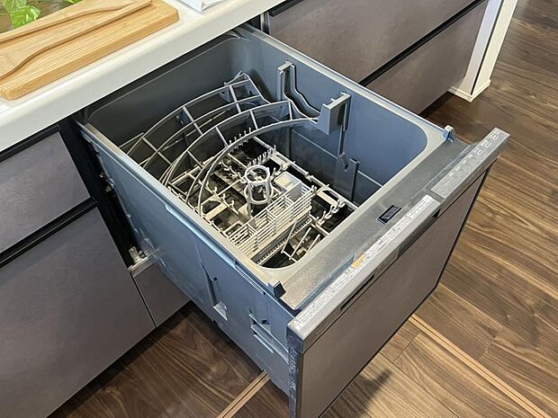 通常の手洗いでは使用出来ないほど高温のお湯や高圧水流を使うことにより汚れを効果的に落とすことができる。殺菌効果が非常に高く哺乳瓶などを使う家庭で需要が高く大変便利。