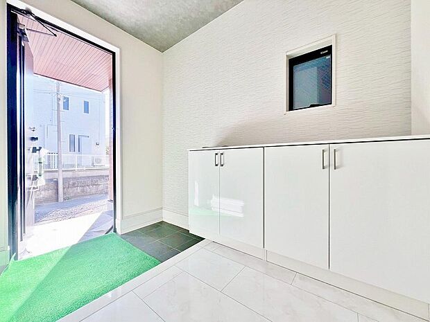 「玄関」家の中でお客様を迎える最初の場所である玄関。豊富な玄関収納で、常に綺麗に保つことが出来ます。