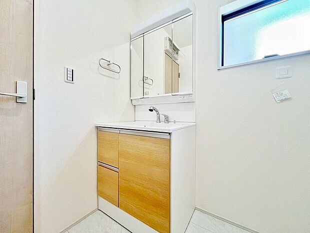 「洗面台」大きな鏡で朝の準備もばっちり。収納も多く、洗剤など日用品の保管にも便利です。