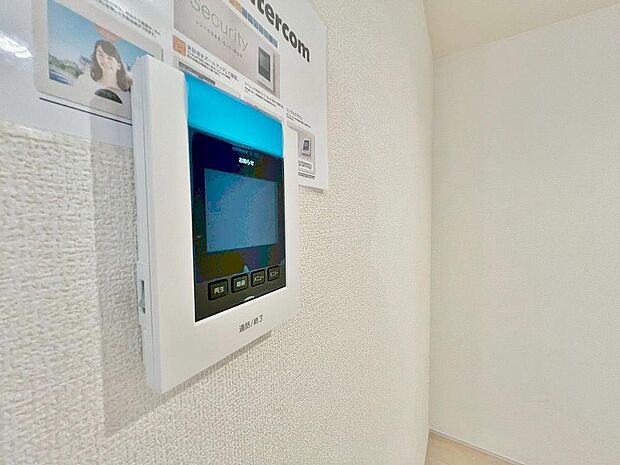 「見える安心」をカタチにしました。誰が来てもわかる様にモニター付きインターホンを設置。家事導線を考慮した個所に設置し、防犯性と利便性に優れ快適と安らぎを合わせた優しい設計。