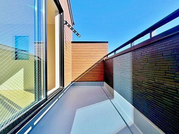 「南向き。バルコニー」頬をなでる優しい風を感じることが出来るバルコニー。つい深呼吸をしたくなる気持ちの良い眺望はこのお部屋の自慢です。