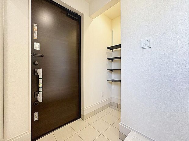 「玄関」人を迎え入れる最初の場所だからこそ、清潔感があり纏まった空間にして頂ける様にゆとりあるシューズボックスを設置しました。おでかけの時も帰宅の時も、すっきりとした玄関は気持ちが良いものです。