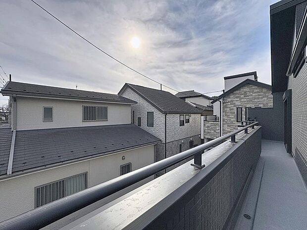 「穏やかな街並みの眺望」穏やかな街並みを一望しながら、爽やかな風と柔らかく降り注ぐ陽光を感じて頂けます。心地良い開放感が暮らしにゆとりと充足感をもたらします。