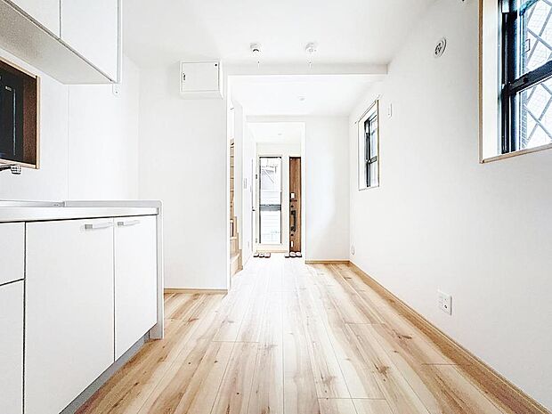 「のんびり過ごせるLDK」朝は爽やかな日差しを浴びながら、家族みんなでおいしい朝食。昼下がりには読書やお昼寝でもしながらのんびりと過ごすひと時。家族が集まる空間を、一番明るい空間に。