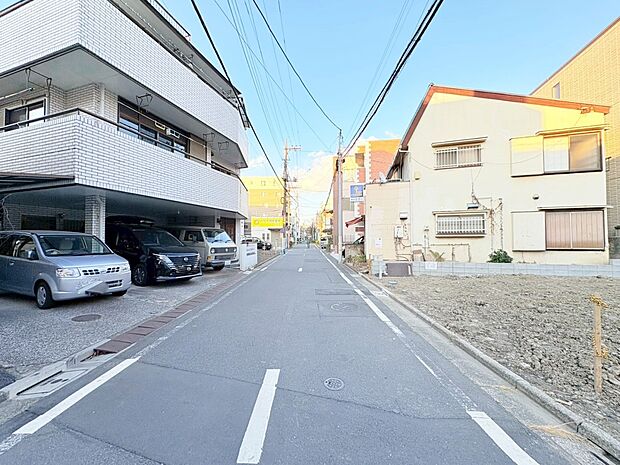 周辺環境とのコラボレーションにより明るく開放的な空間を演出しております。