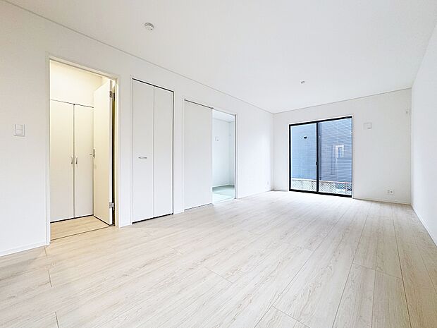 「彩りある新生活のスタート。」観葉植物などをディスプレイしたり、自分好みの空間を作り上げることでより楽しい新生活がスタートできそうですね。