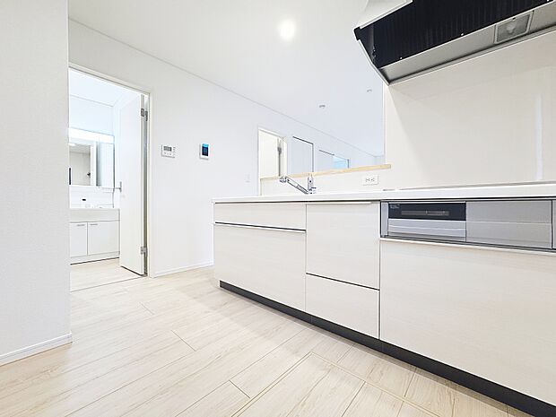 「収納ラクラク・スライド収納。」すべてスライド式の収納は調理器具等の取り出しも楽々です。奥のスペースまで有効に活用できます。