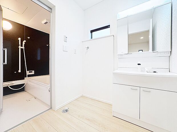 「洗面室」明るく清潔感のある色調で纏められた洗面室は、機能性に富んだ三面鏡と使い勝手の良い収納を完備した洗面台を設置。洗濯機置場も完備し、大変充実しております。