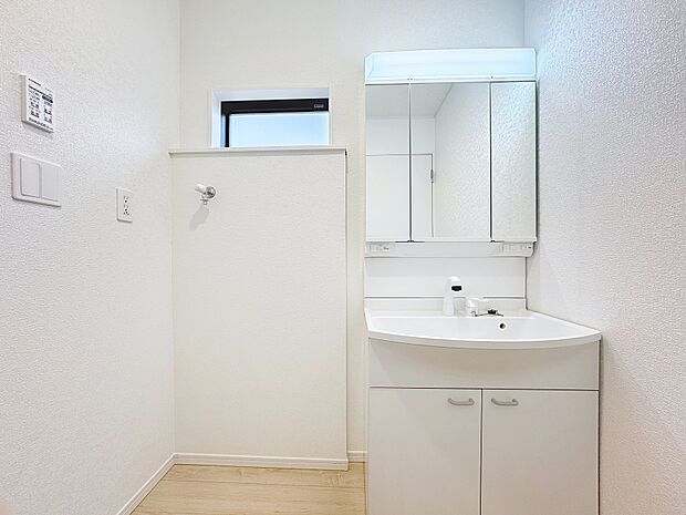 「シャワー機能付き洗面台」シンプルだからこそ使いやすい。スタンダードなデザインの洗面ボウルは清潔感あるホワイトです。