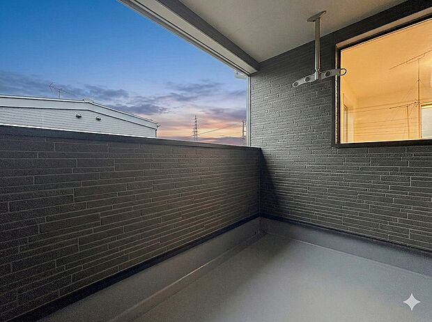 「屋根があるので天気の急変にも安心です。」急な雨でも洗濯物が濡れてしまう事を防げます。ゆとりあるバルコニー空間。