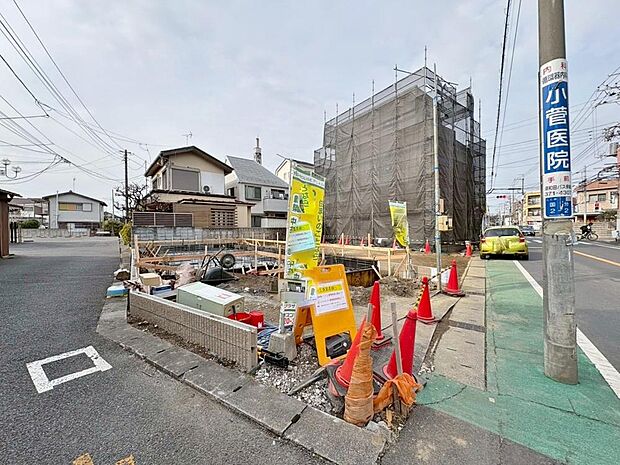 「~南東角地×8m公道~」角地につき採光面の多く設けられていて、開放的で陽光を多く取り込む明るい邸宅です。