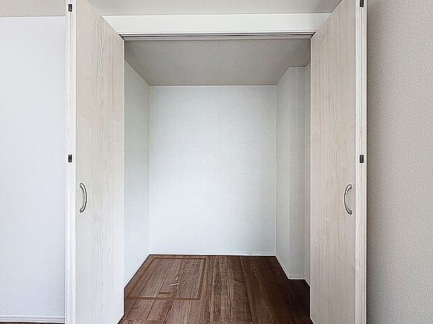 「収納」全ての居室にクローゼットを完備しております。