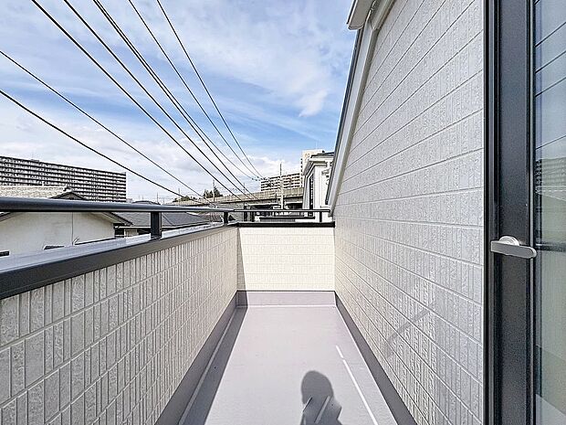 「バルコニー」都市型生活をより快適にコーディネートするかのように、周りの情景とマッチしたバルコニー。住まうご家族の心地よさを最優先したバルコニーでは様々な時間を楽しめます。