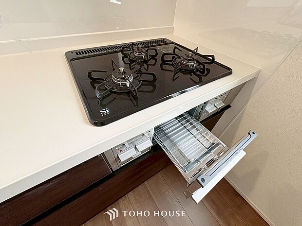 毎日料理をする、料理が好き、家族が多くて量を作る必要がある、等の方々にとっては必須の3口コンロ。同時進行で効率アップはもちろん鍋を移動する回数が減り、無駄な動きを軽減することが出来ます。