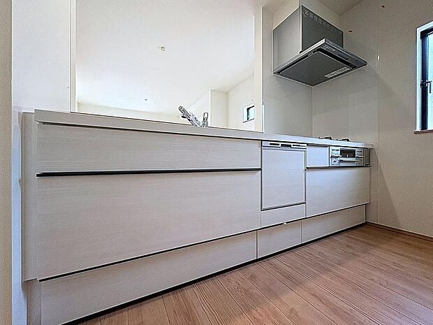 「家事時短の叶うキッチン◎」効率よくお料理ができる3口コンロ・食洗機・出し入れしやすいスライド収納を完備したシステムキッチン。確かな機能性を実感頂けます。