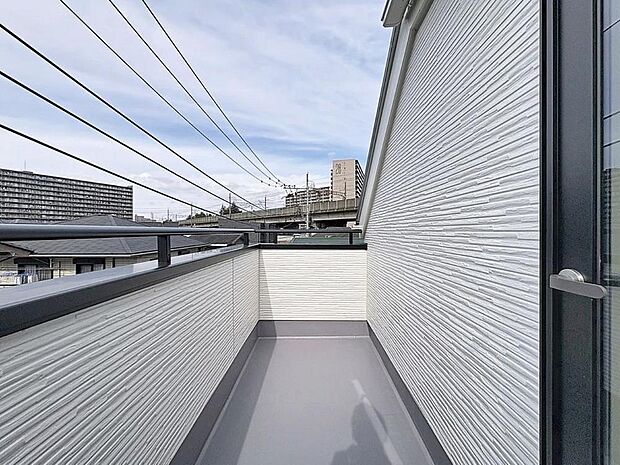 「バルコニー」都市型生活をより快適にコーディネートするかのように、周りの情景とマッチしたバルコニー。住まうご家族の心地よさを最優先したバルコニーでは様々な時間を楽しめます。