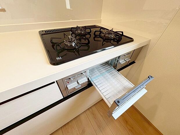 毎日料理をする、料理が好き、家族が多くて量を作る必要がある、等の方々にとっては必須の3口コンロ。同時進行で効率アップはもちろん鍋を移動する回数が減り、無駄な動きを軽減することが出来ます。